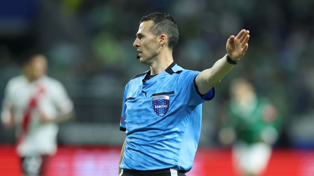 POLÊMICA DE ARBITRAGEM! Árbitro expulsa jogador River por engano e Palmeiras avança