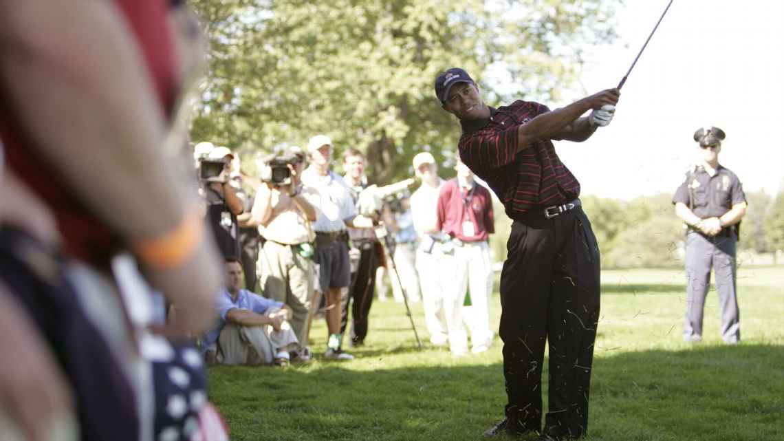 El look de Tiger Woods para el Día Tres de 2004 recordaba a sus atuendos rojos de los domingos.