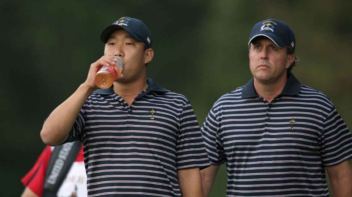 Kim y Mickelson vistieron el look más tradicional del Equipo de EE. UU. el Día Dos.