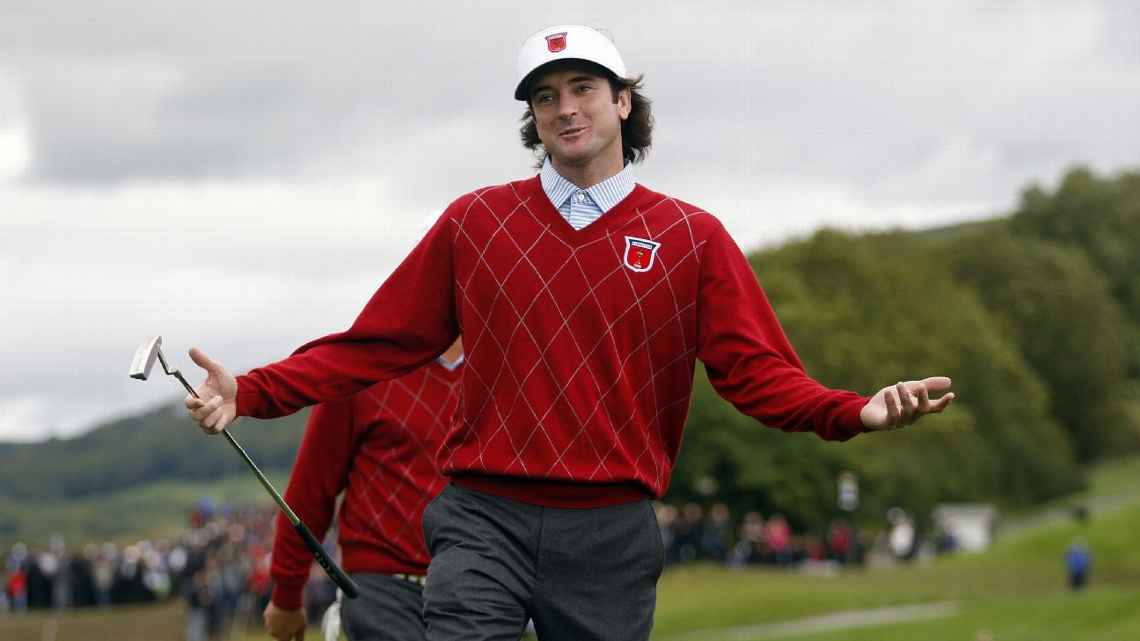 Bubba Watson se ganó a la multitud con el suéter rojo del Equipo de EE. UU. el Día Tres en 2010.