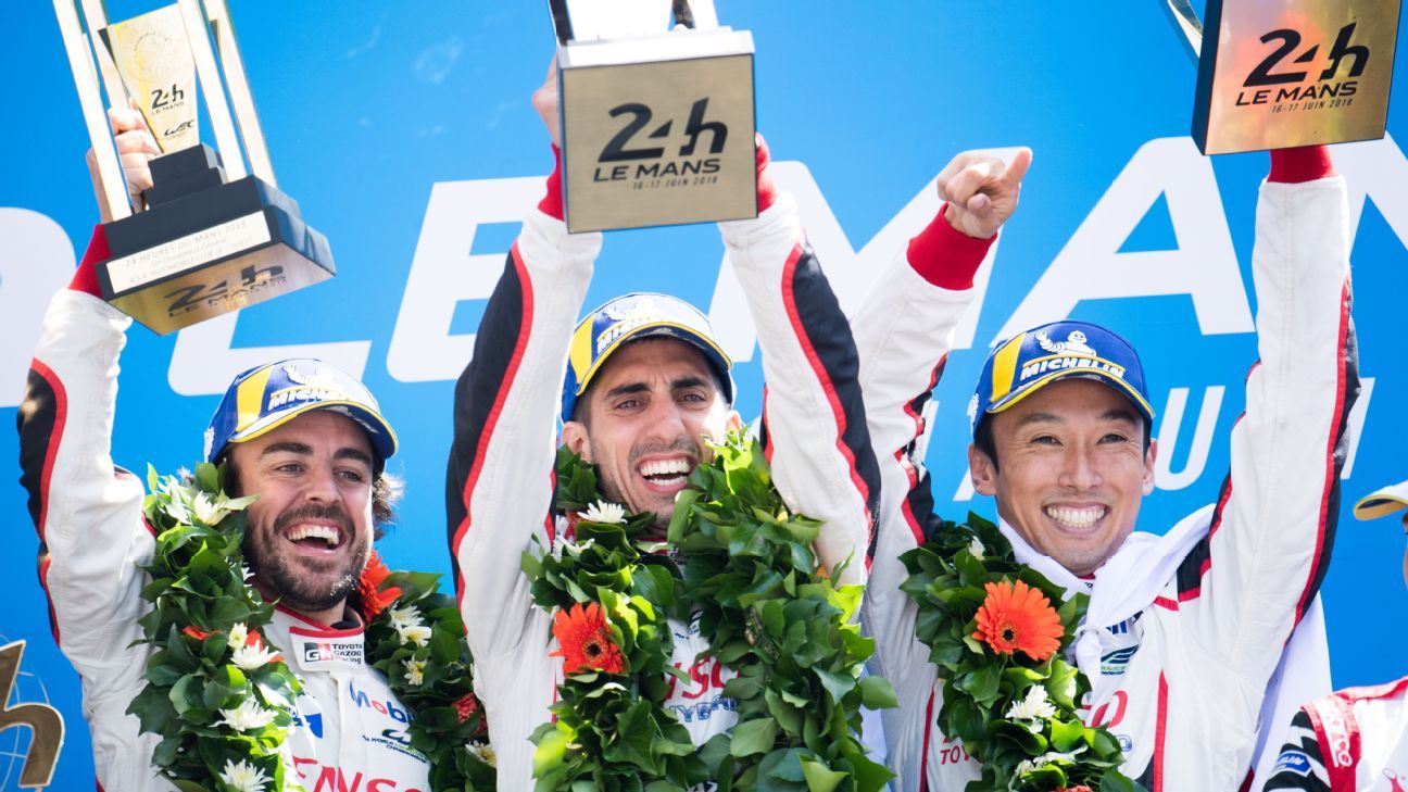 Fernando Alonso, a la izquierda, está a dos tercios de lograr la Triple Corona del automovilismo, ganando Le Mans con Toyota en 2018 y 2019.