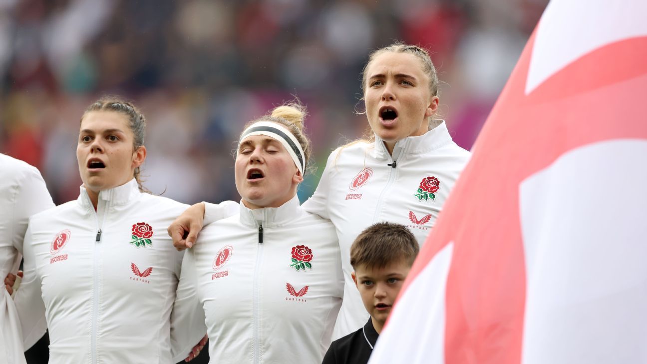 Helena Rowland, Megan Jones y Zoe Aldcroft se alinean para el himno nacional antes de la semifinal de Inglaterra con Francia.