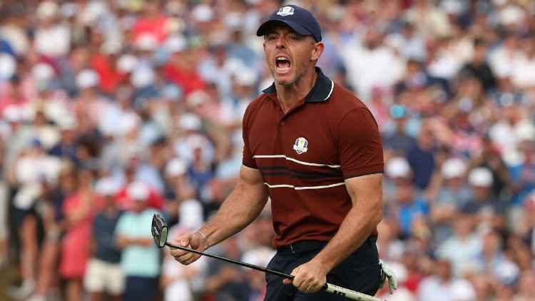 Rory McIlroy interactuando con la multitud en Bethpage Black durante la Ryder Cup.