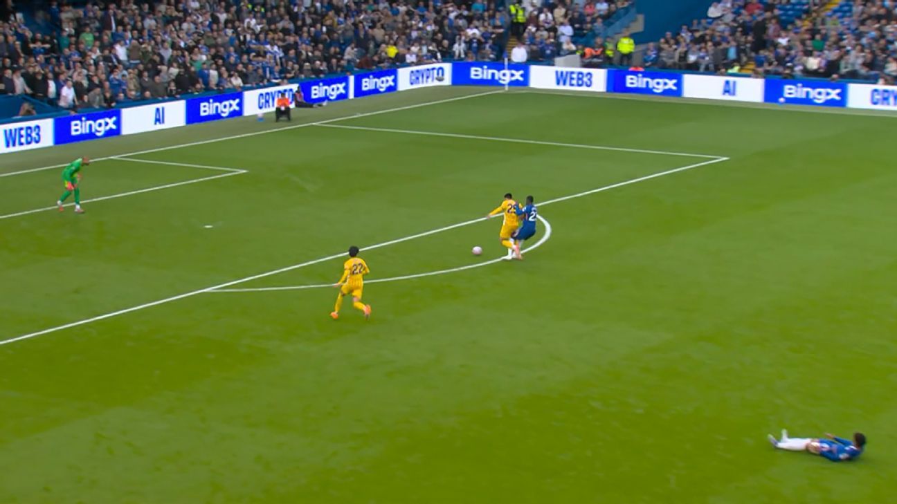 Diego Gómez definitivamente tuvo una clara oportunidad de marcar un gol cuando fue derribado por Trevoh Chalobah.