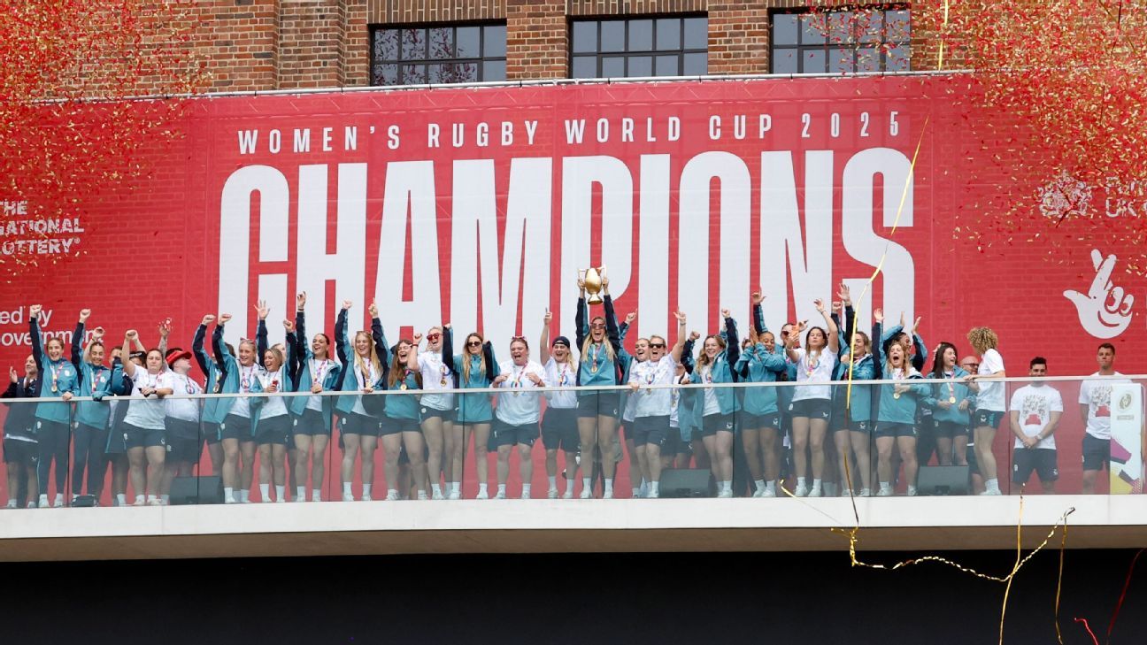 Las Red Roses levantan el trofeo de la Copa del Mundo en la estación de energía de Battersea.