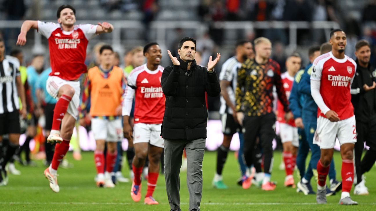 Mikel Arteta celebra con los aficionados del Arsenal tras la victoria contra el Newcastle.