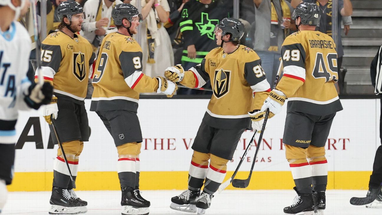 Jack Eichel (9) y Marner esperan que los choques de puños y las celebraciones de esta pretemporada sean seguidos por muchos más en la temporada regular y los playoffs de la Copa Stanley.