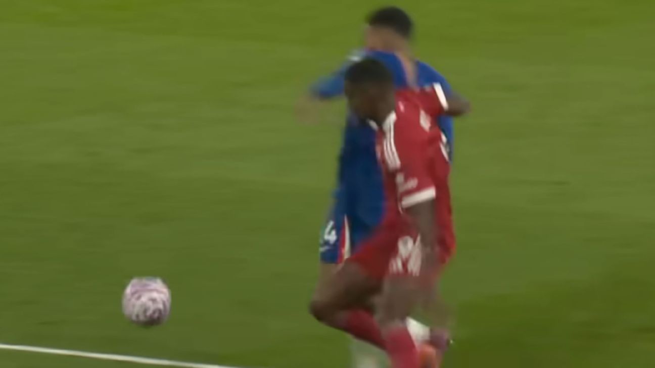 Alexander Isak primero tira de la camiseta de Reece James mientras los dos jugadores forcejean.