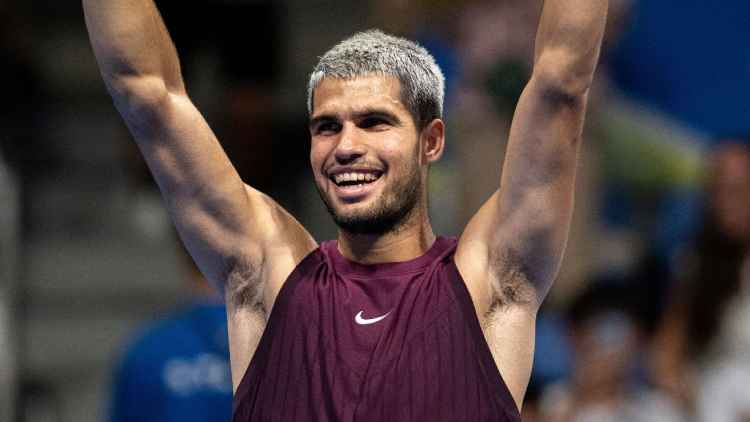 Carlos Alcaraz playing tennis