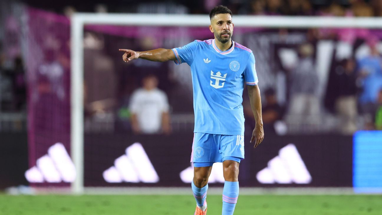 Messi, Neymar, Suárez pay tribute to retiring Alba