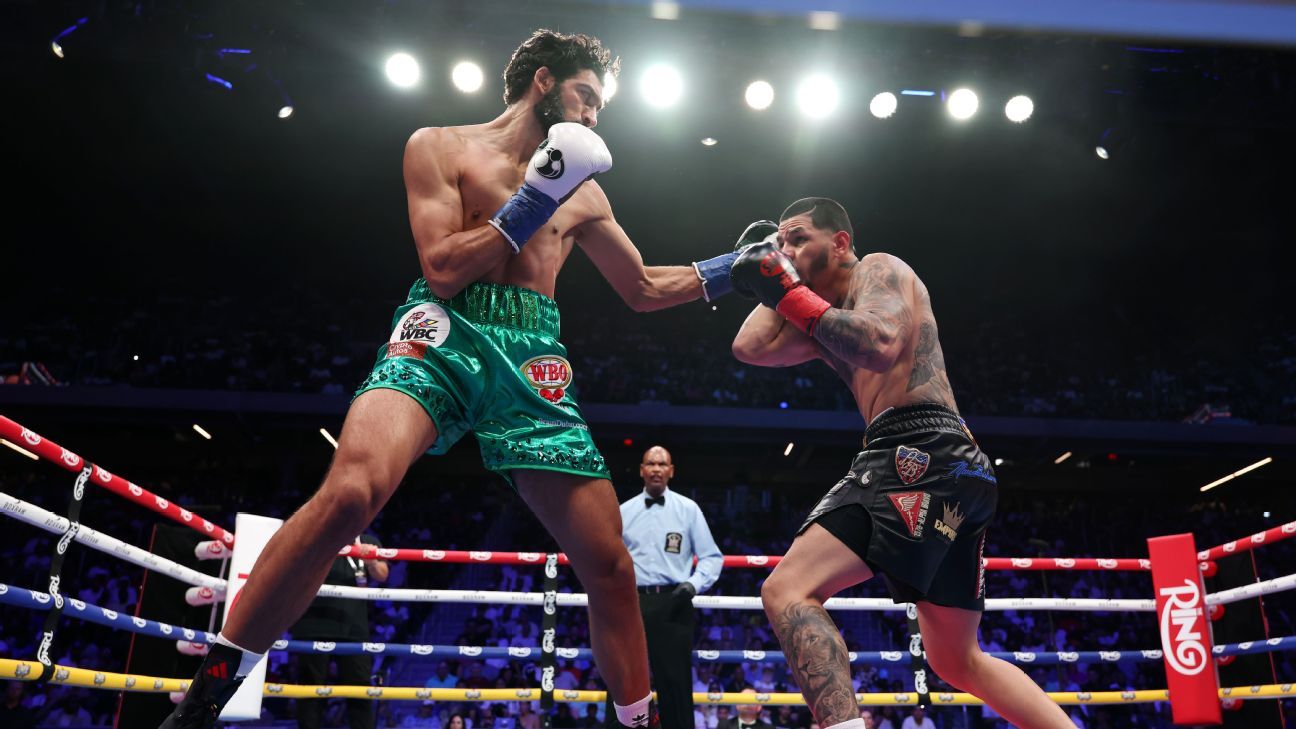 Hamzah Sheeraz, izquierda, derrotó a Edgar Berlanga en julio, y su tamaño podría ser un problema en una posible pelea con Terence Crawford.
