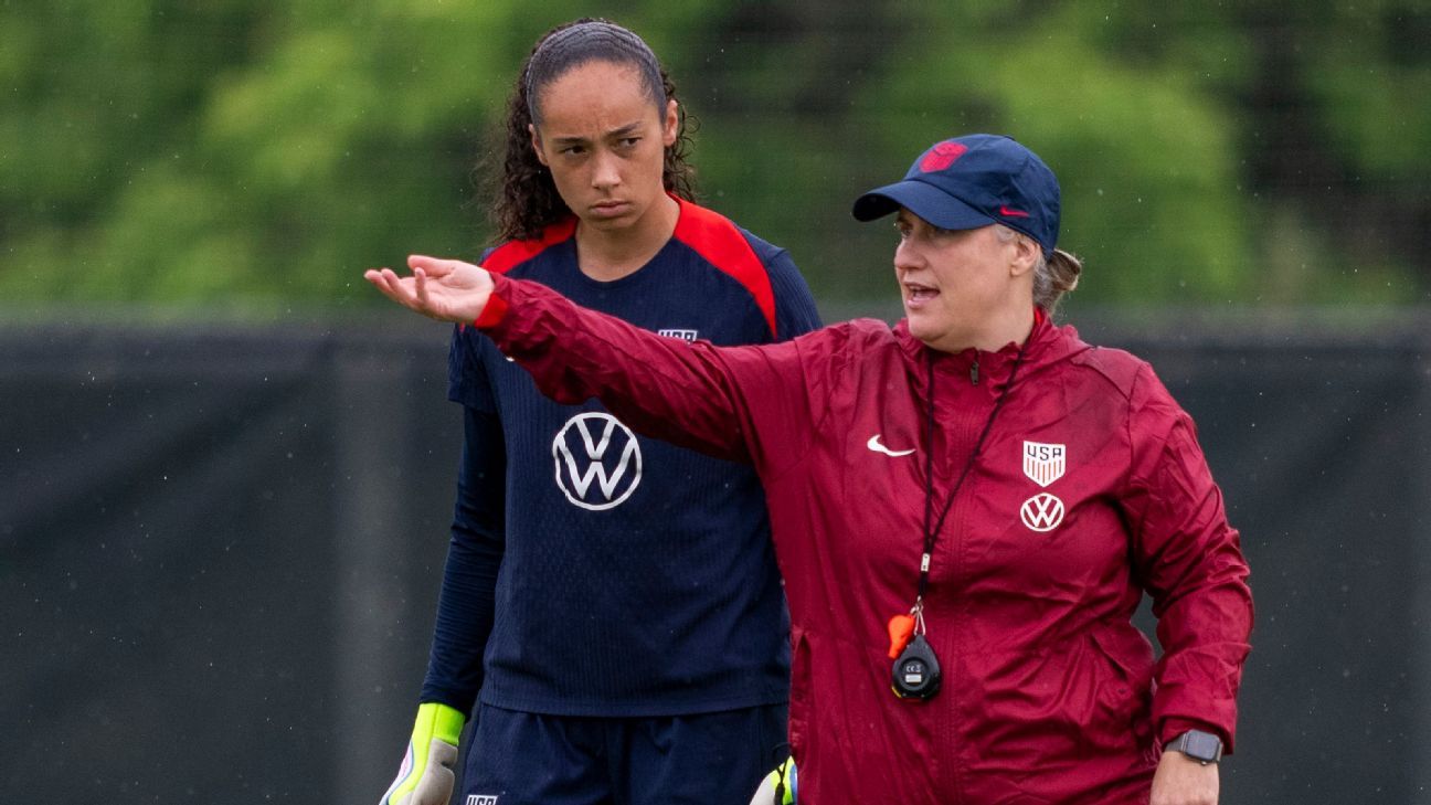 Phallon Tullis-Joyce: De la Selva al Éxito en el Manchester United y USWNT 2 Emma Hayes, entrenadora de la selección de EE. UU., observa a Phallon Tullis-Joyce.