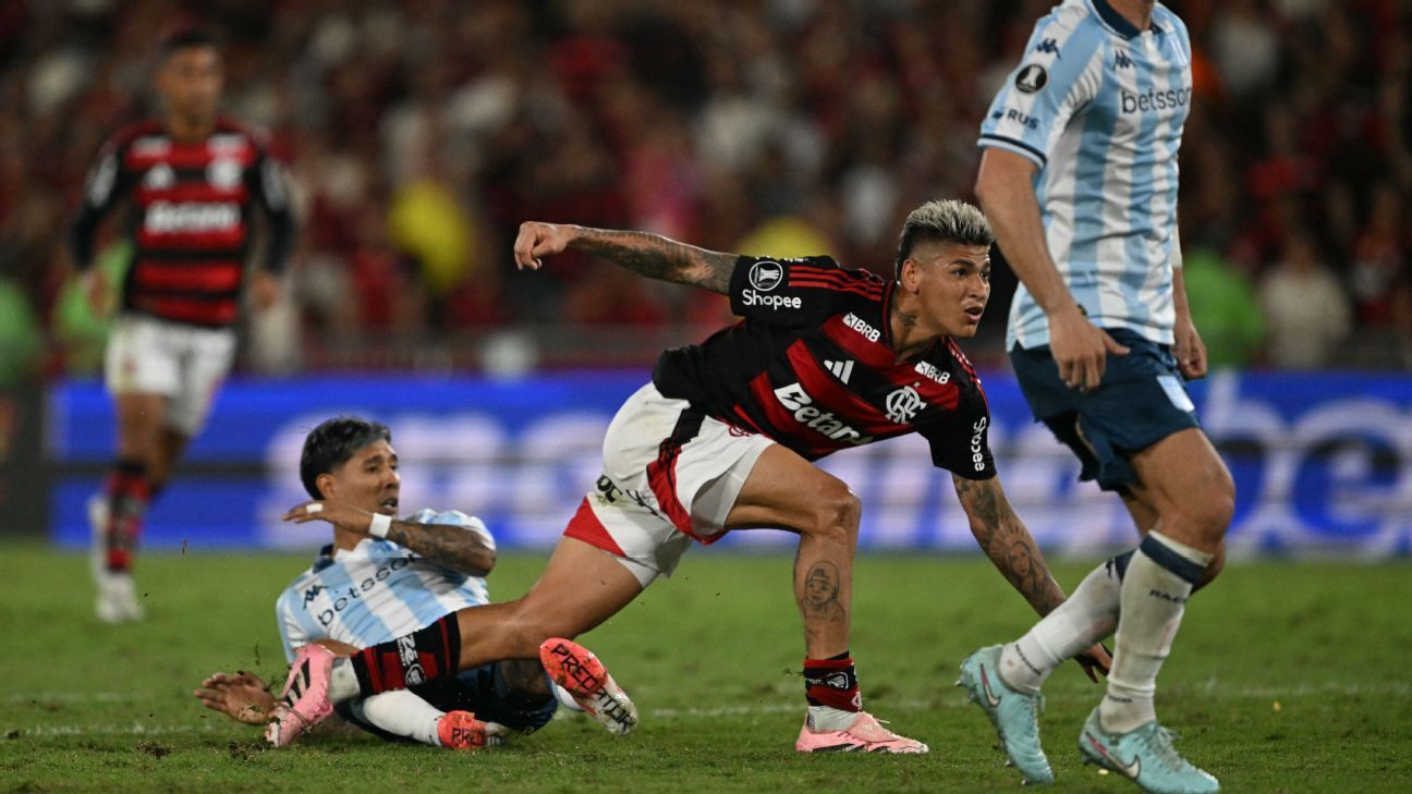 Carrascal brilha em campo, mas argentino brinca: Goleiro do Racing é um ET!