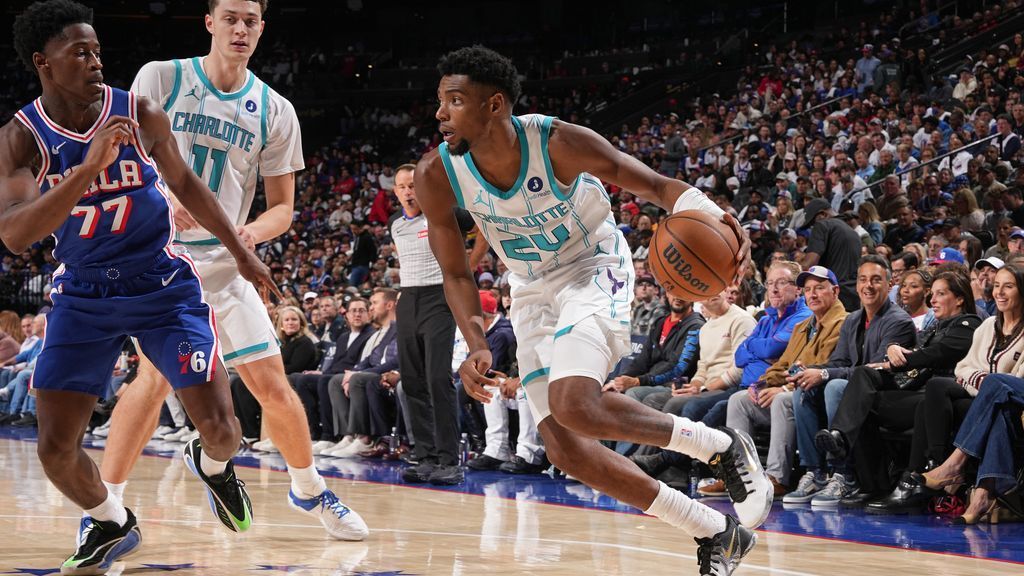 Hornets' Miller exits early with shoulder soreness