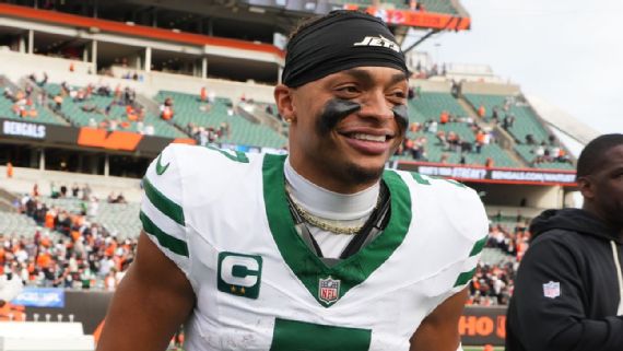 Le quart-arrière Justin Fields était tout sourire après avoir aidé les Jets à remporter leur première victoire, mais a déclaré que la semaine dernière l'avait fait sangloter dans son placard.