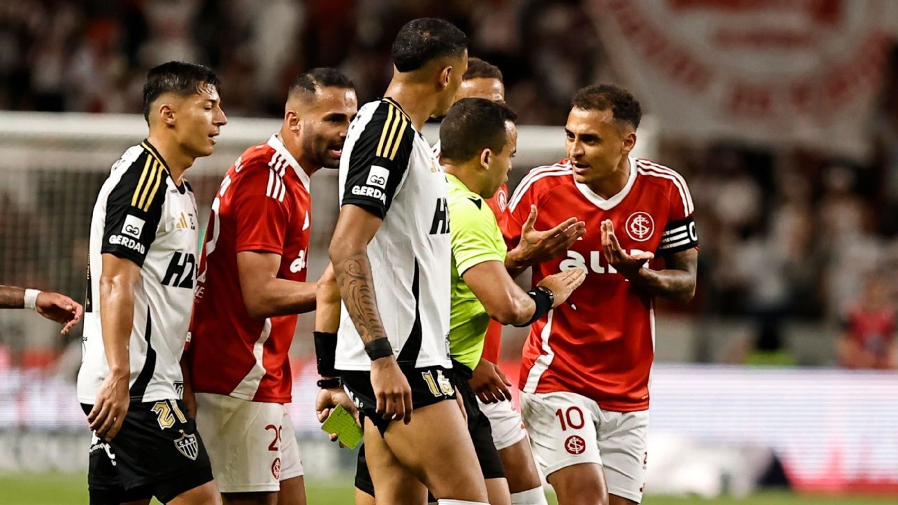Em jogo polêmico, Internacional e Atlético-MG empatam e seguem mal no Brasileirão