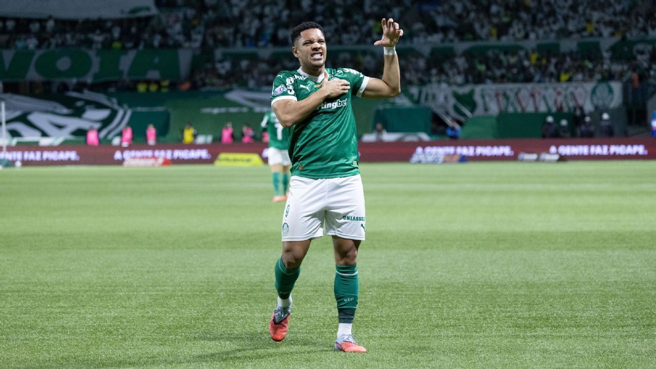 Vitor Roque brilha, Palmeiras vence clássico, se isola na liderança e mantém Santos na zona de rebaixamento do Brasileirão