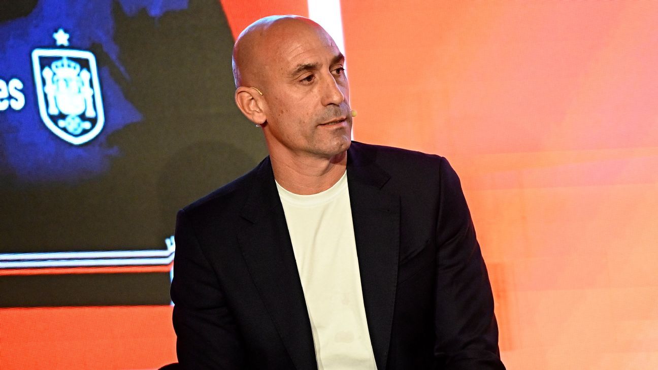 Rubiales, ex presidente RFEF, recibe huevazos en presentación de libro en Madrid