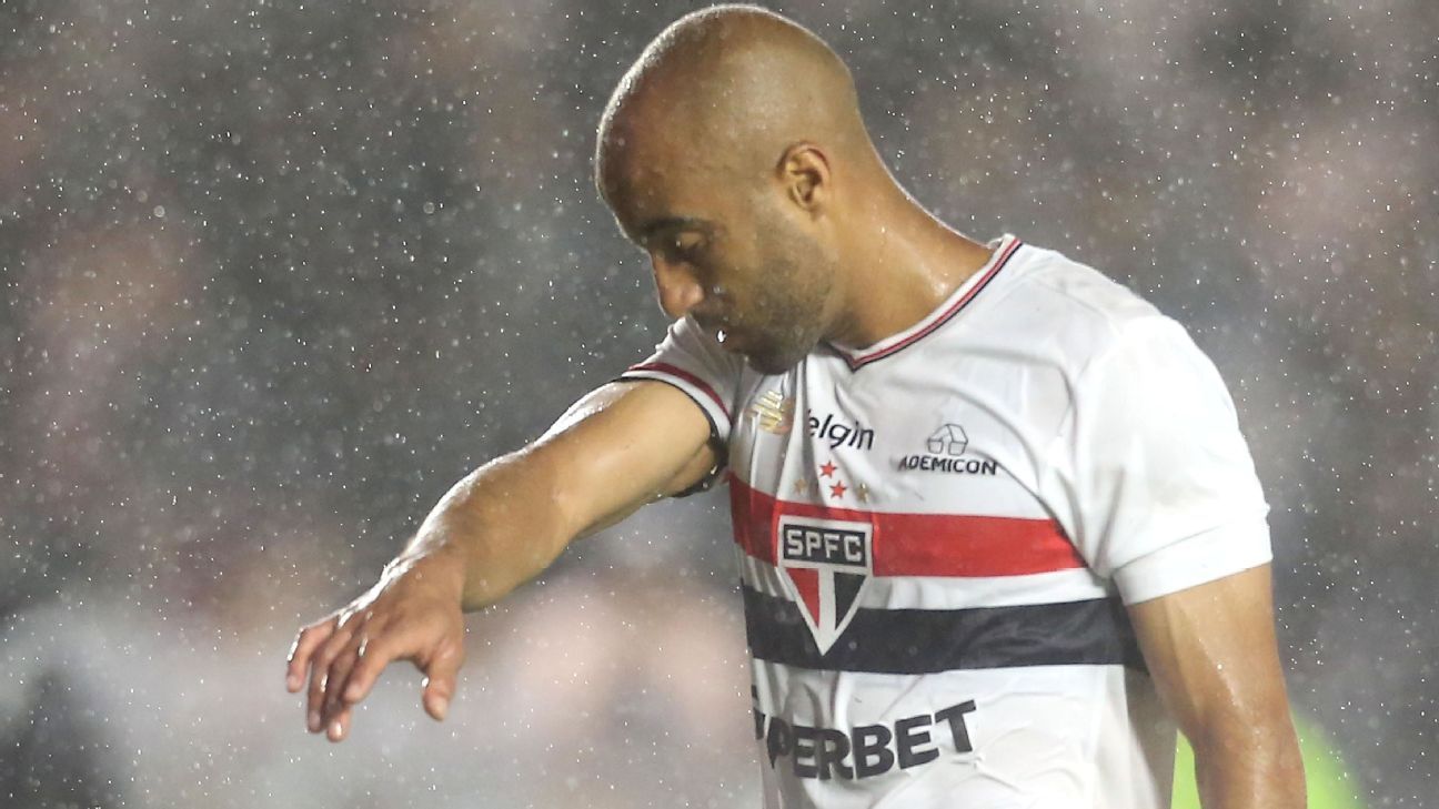 Lucas volta a reclamar de dores no joelho e vira dúvida para Corinthians x São Paulo