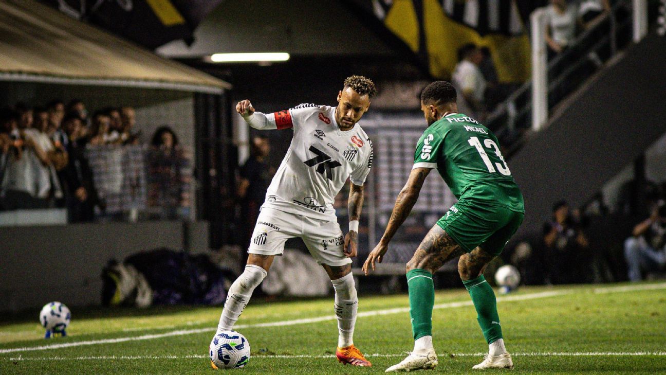 Santos vence o Palmeiras com gol de Rollheiser no fim, sai da zona de rebaixamento e 'dá' liderança ao Flamengo