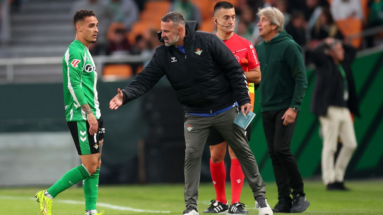 Antony pede desculpas após expulsão no Betis: 'Não foi intencional'