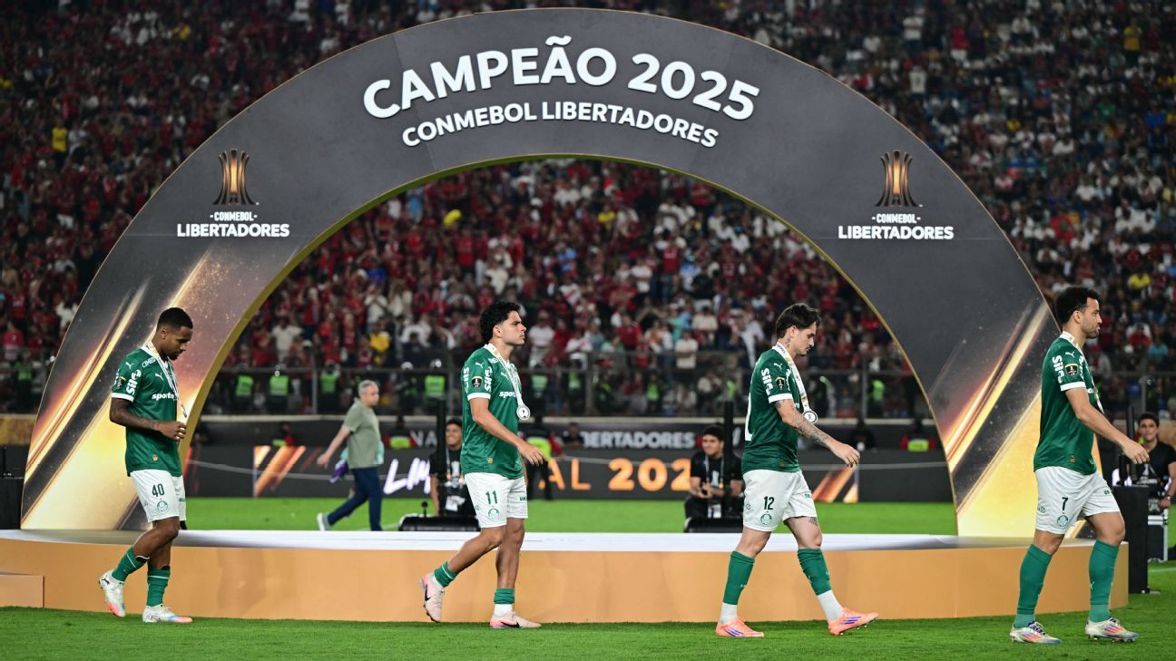 Vice da Libertadores pesa, Palmeiras desembarca em SP enquanto Felipe Anderson passa por nova avaliação