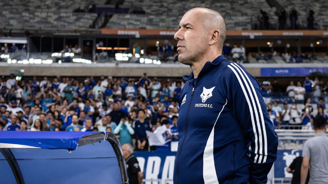 Leonardo Jardim revela impacto de conversa com dono do Cruzeiro e postura contra Santos.
