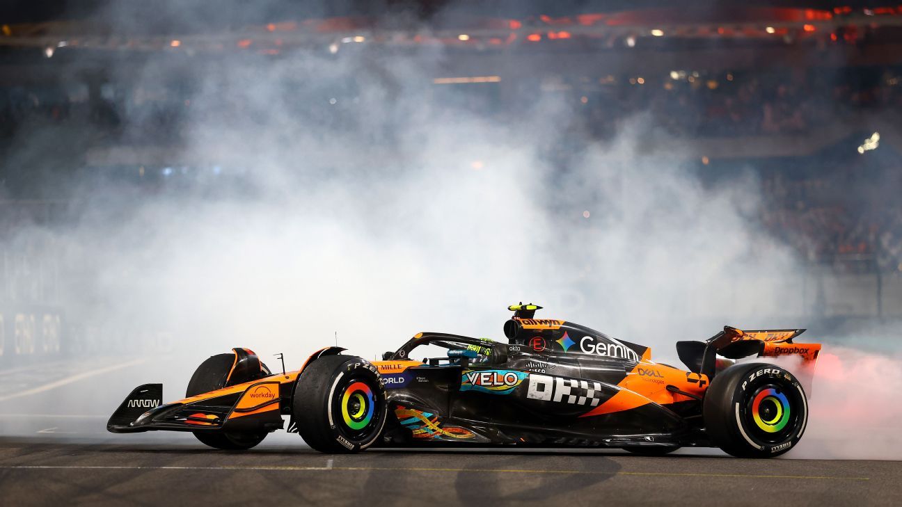 Lando Norris celebrando con su equipo en Abu Dabi.