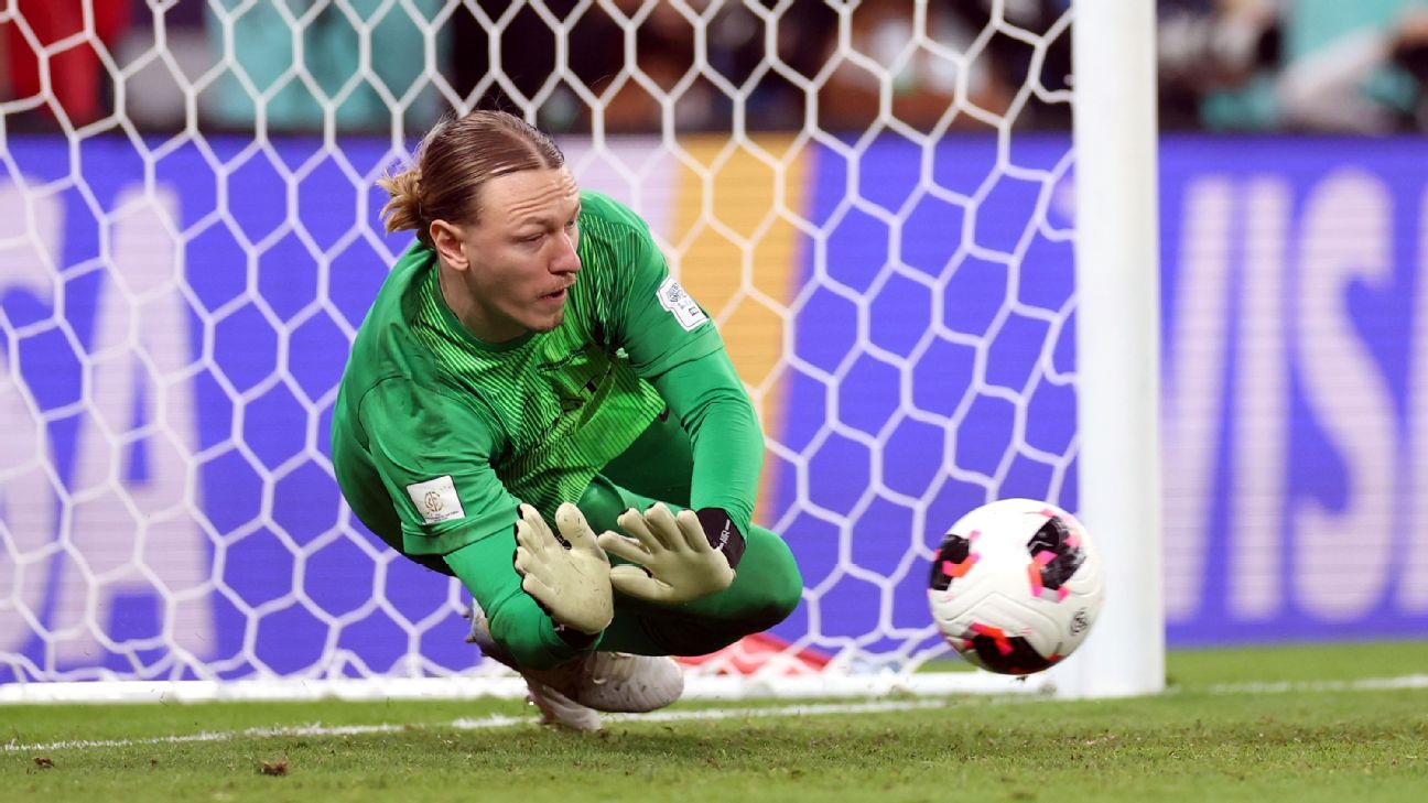 INACREDITÁVEL: Goleiro do PSG defendeu dois pênaltis com fratura na mão