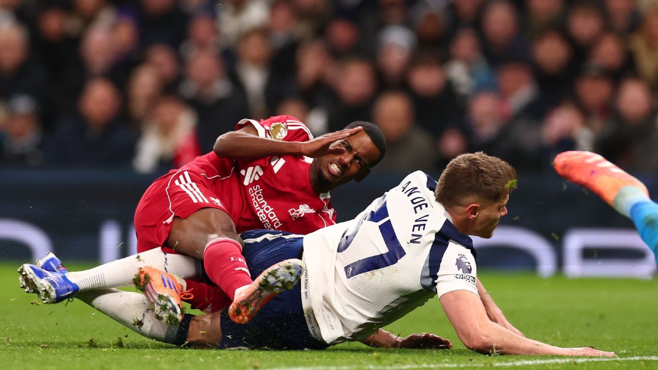 Jamie Carragher salva Mickey van de Ven após um desafio de Alexander Isak