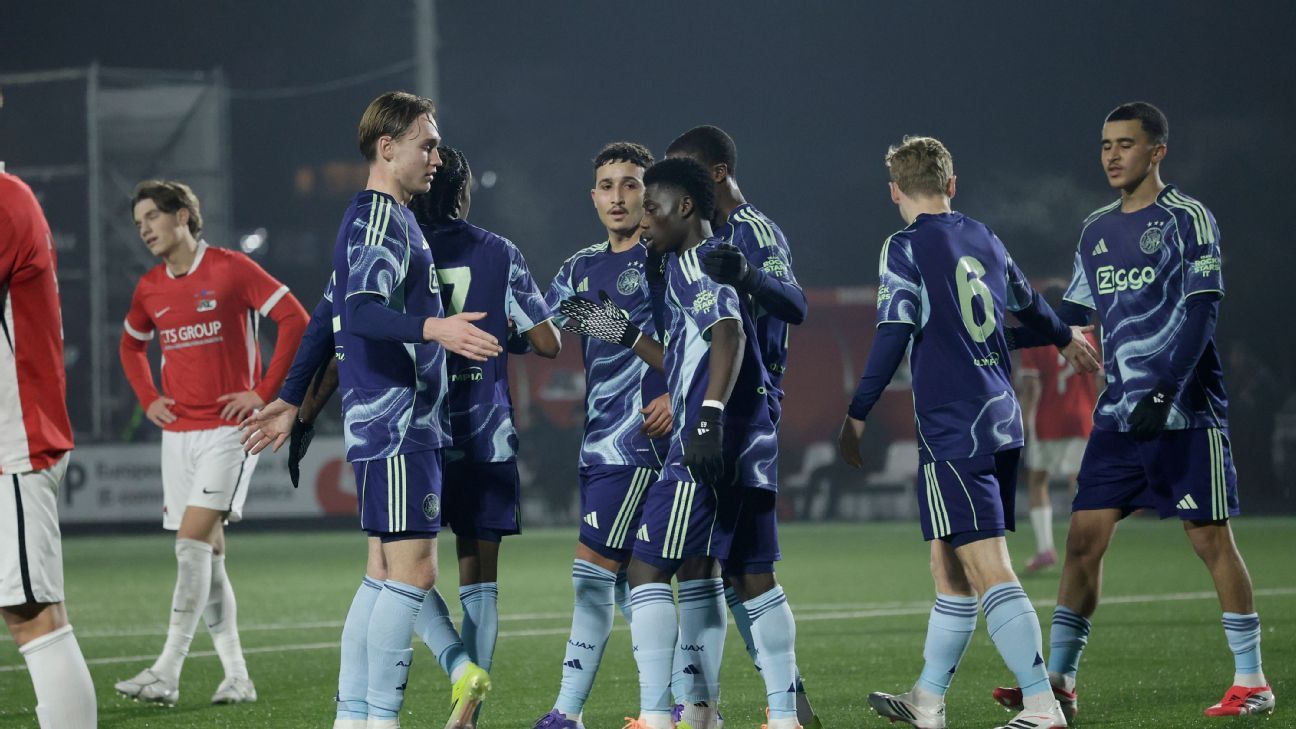 Jong Ajax boekt zwaarbevochten zege op Jong AZ en is hekkensluiter af