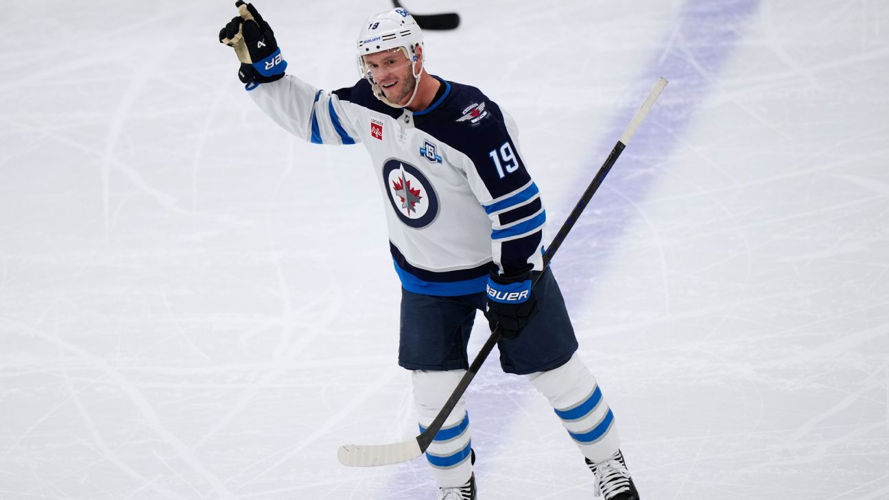 Jonathan Toews gets standing ovation in 'special' return to Chicago