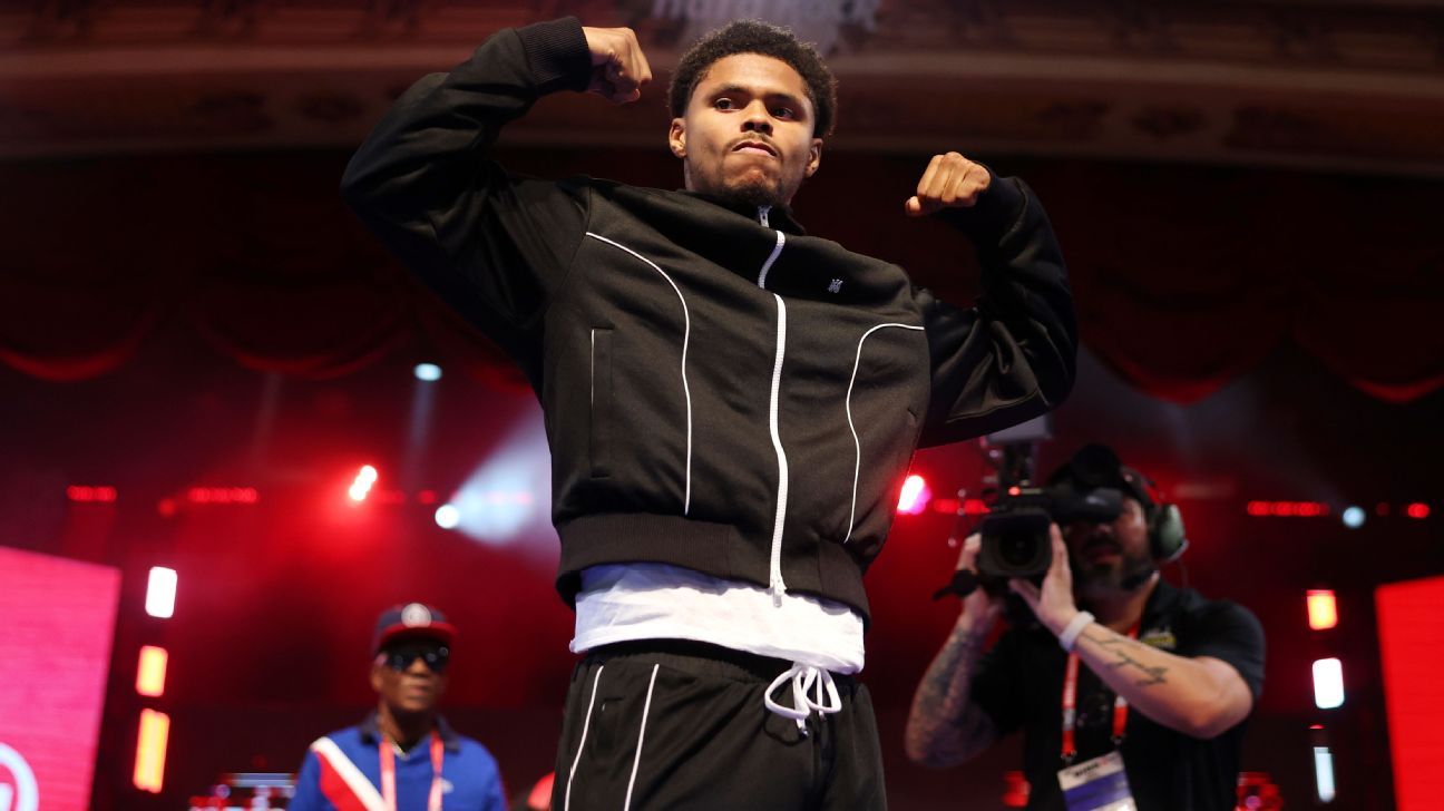 Shakur Stevenson exige respeto: Busca reinar en el boxeo ante rivales top 2 Skakur Stevenson's grandfather, Wali Moses, back, is one of the key trainers in Stevenson's corner.