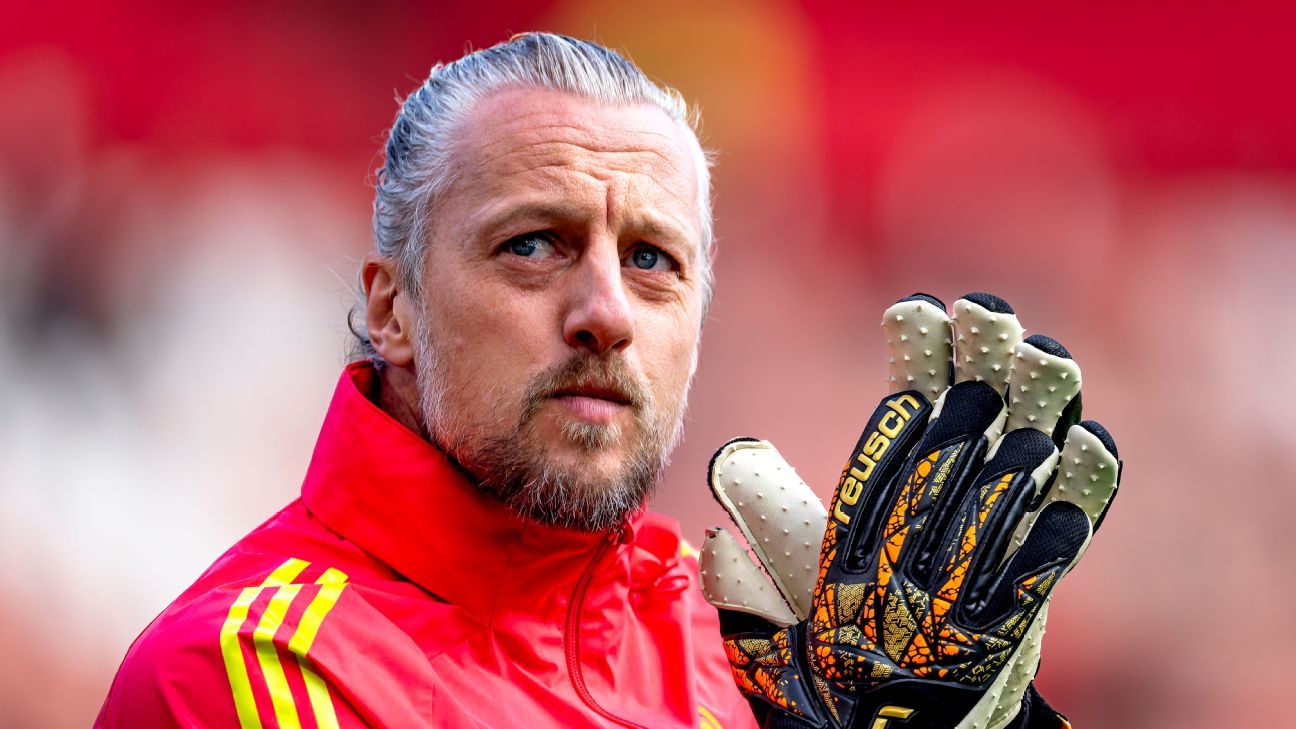 42-jarige Pasveer verlaat Ajax per direct in hoop Heracles te behoeden voor degradatie