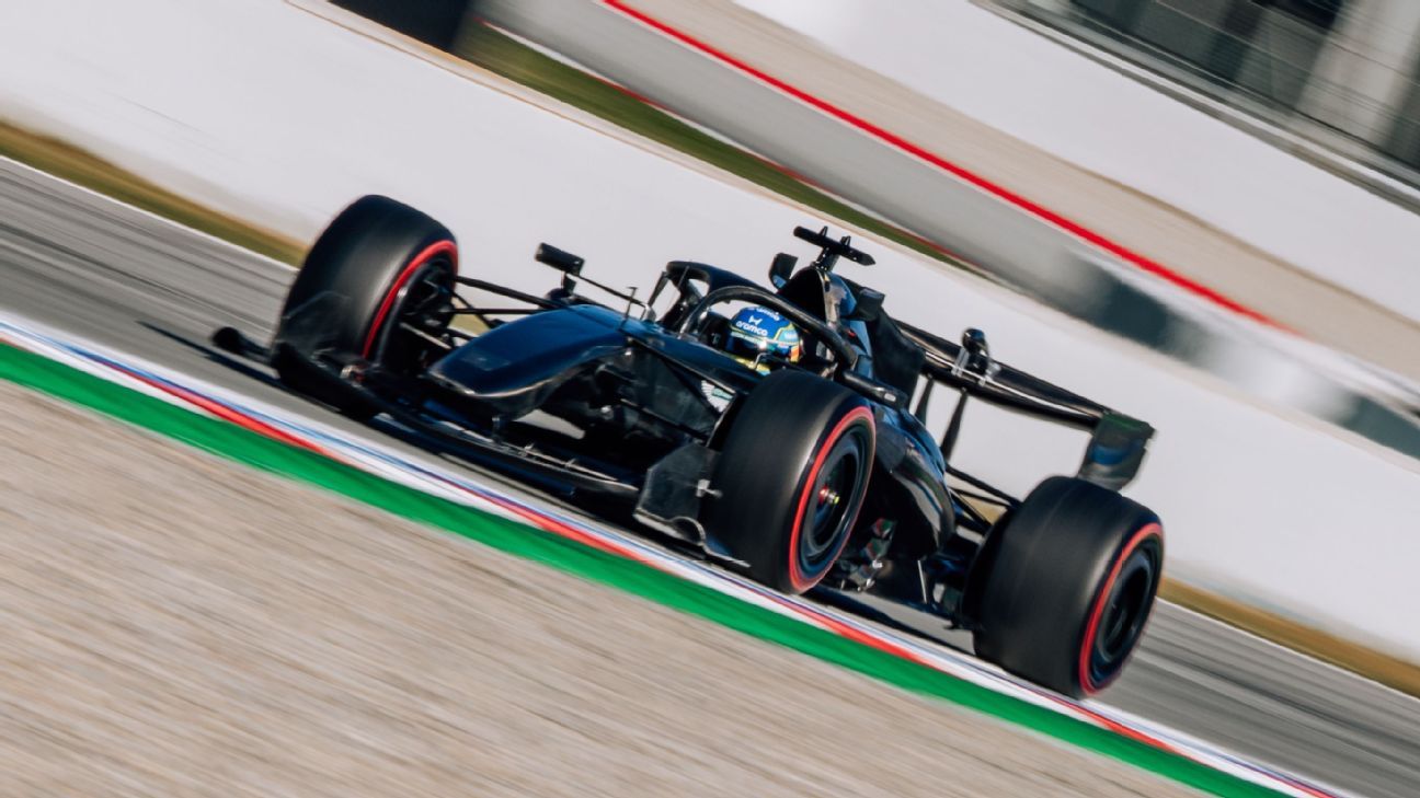Fernando Alonso se puso al volante de los coches de F1 2026 el viernes.