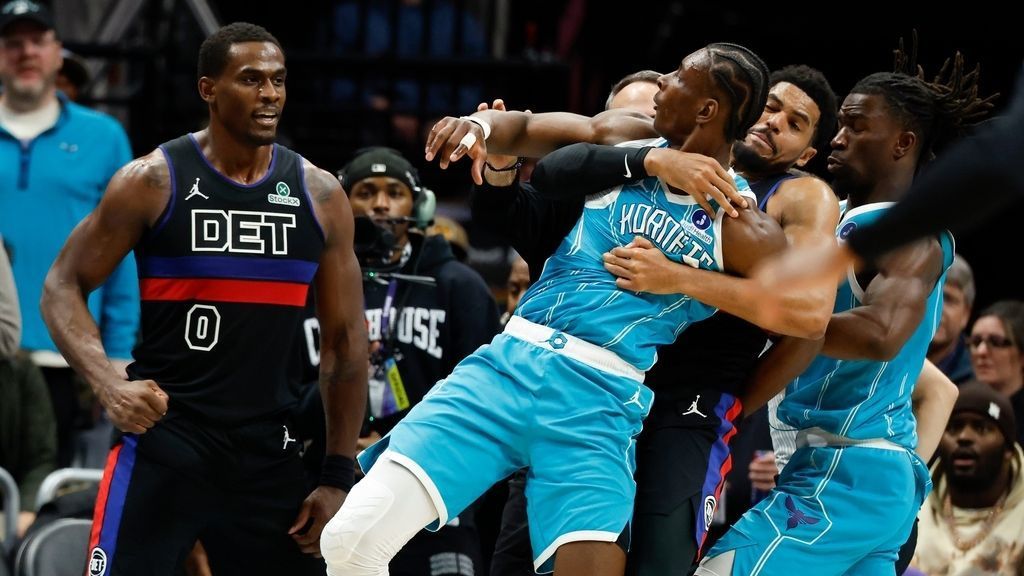 Four tossed after brawl in Pistons-Hornets game