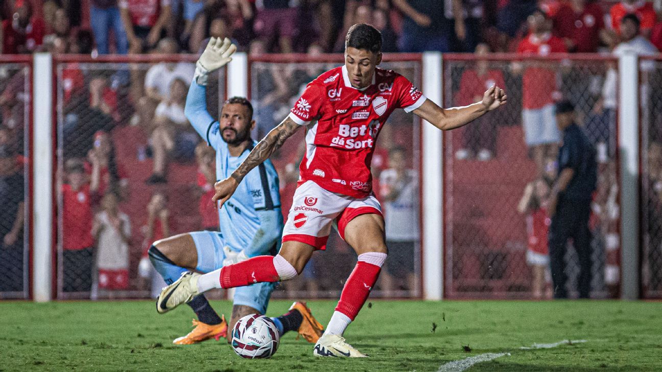 Filho de campeão pelo Inter e nome de craque: quem é Puskas, autor de gol que decidiu clássico na Série B