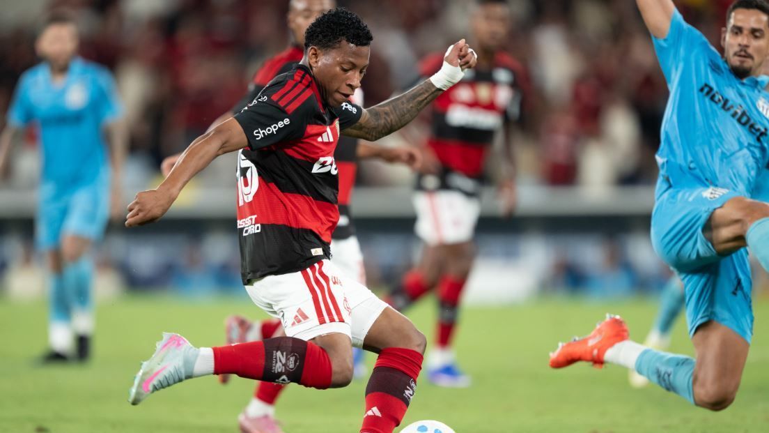 Simon diz que Plata deveria ser expulso por pisão; veja lance