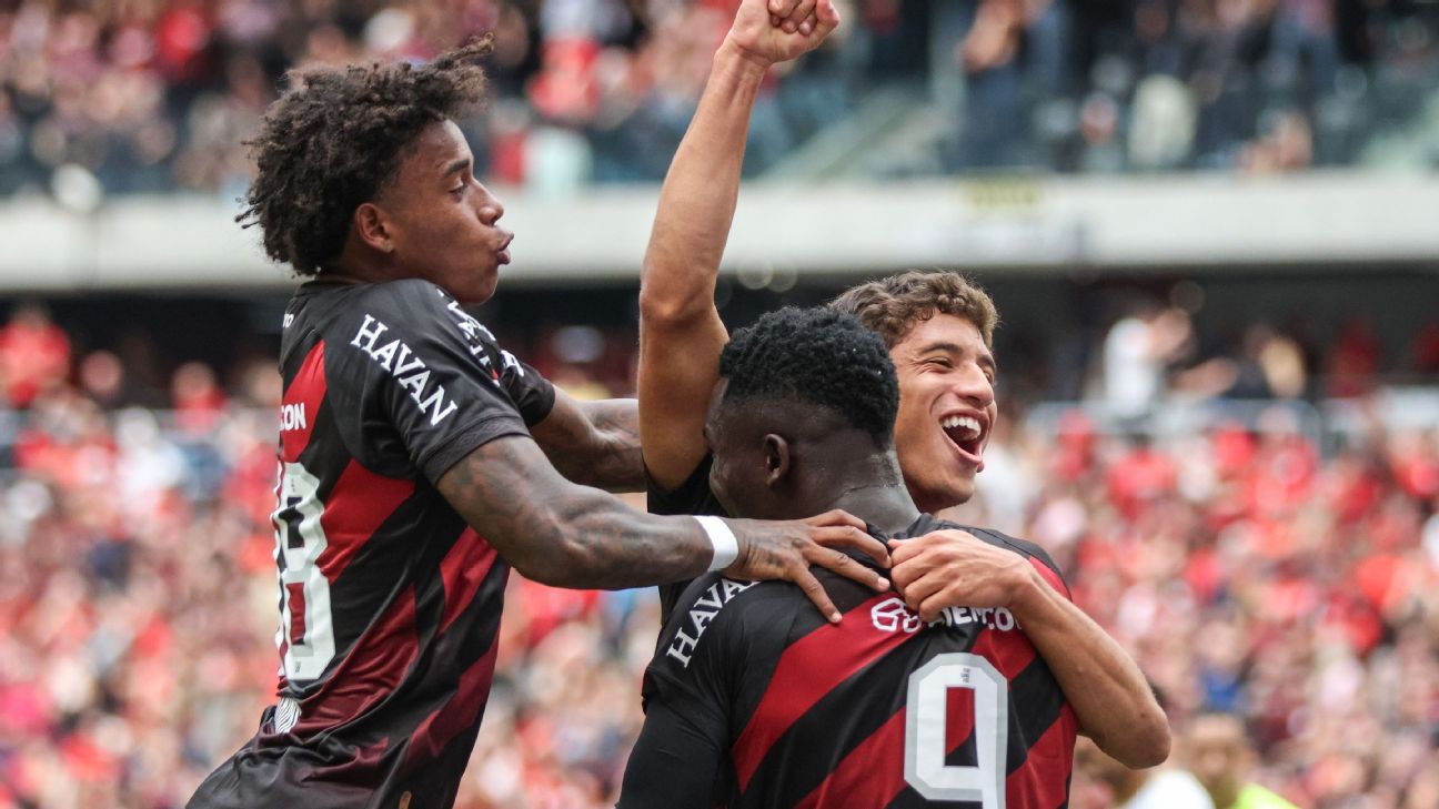 Athletico-PR vence a Chape em casa e encosta nos líderes do Brasileirão