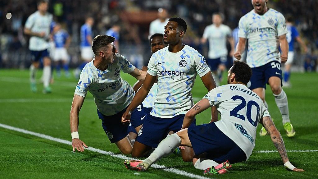 Inter Milan rally to beat Como, move closer to Serie A title