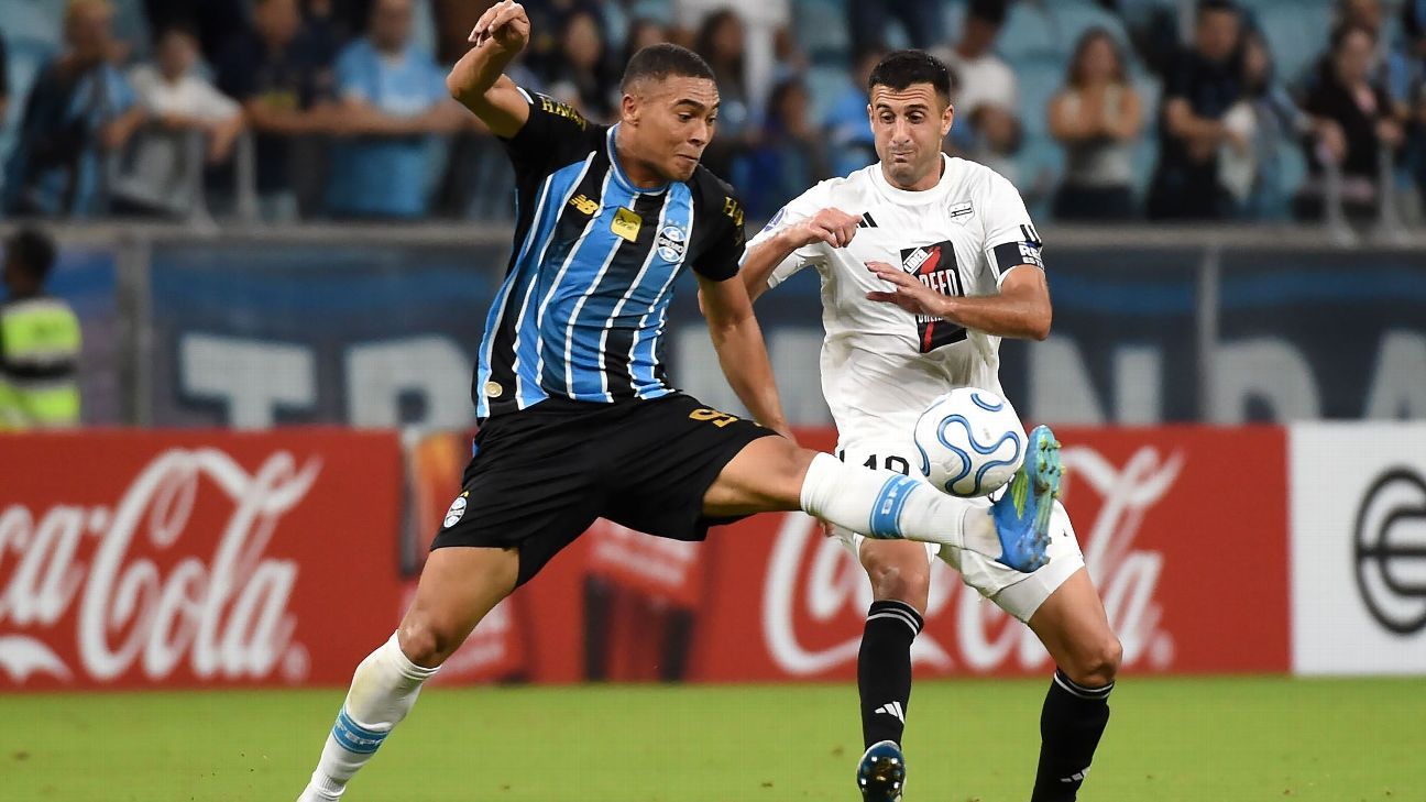Carlos Vinícius, do Grêmio, coloca ex-Palmeiras acima de Mourinho como melhor técnico da carreira