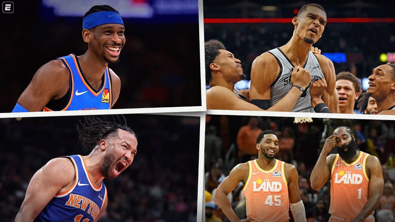 Jugadores de baloncesto disputando un intenso momento de playoffs durante las finales de conferencia, luces del estadio.