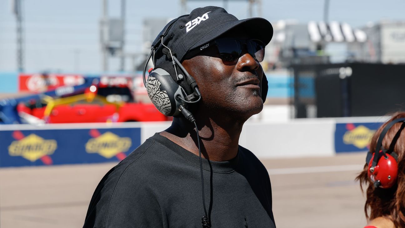 Michael Jordan reconnects with old high school tea...