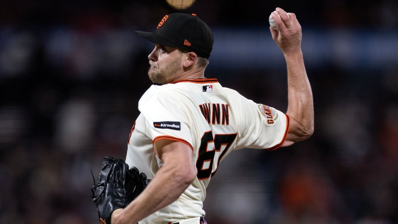 Giants put reliever Winn on IL with elbow strain
