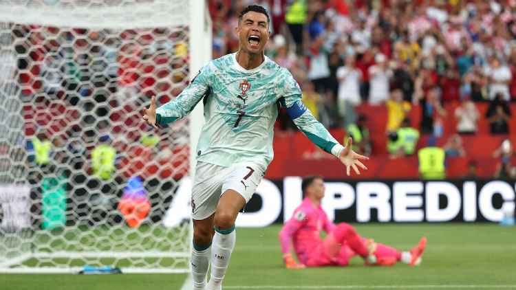 Cristiano Ronaldo de Portugal para abordar futuro no final da campanha da Copa do Mundo