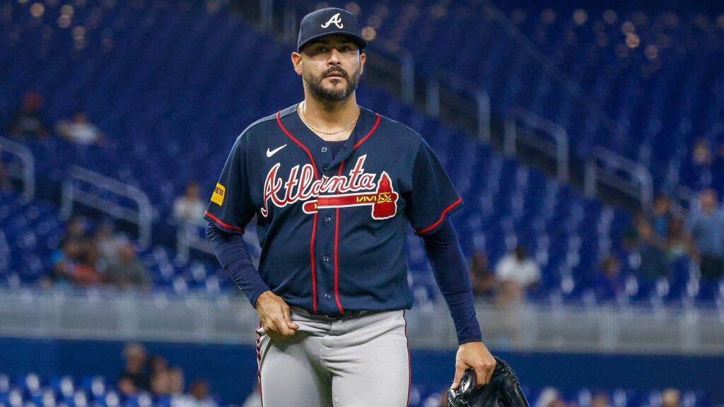 Braves' Martín Pérez on injury list, DFA Carrasco