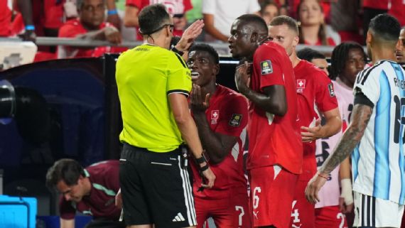 Breel Embolo protests to referee João Pinheiro after receiving a red card.