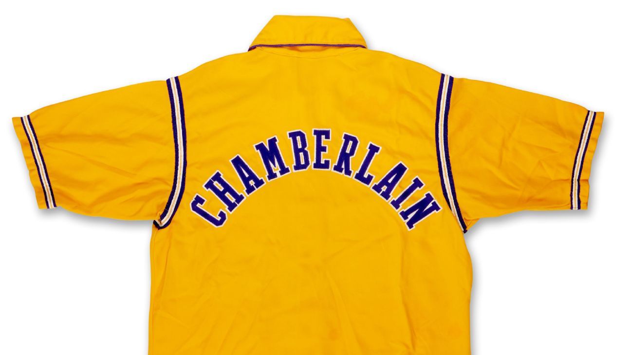 Jaqueta de aquecimento de Wilt Chamberlain, encontrada em brechó, é vendida por US$ 89,600 em leilão
