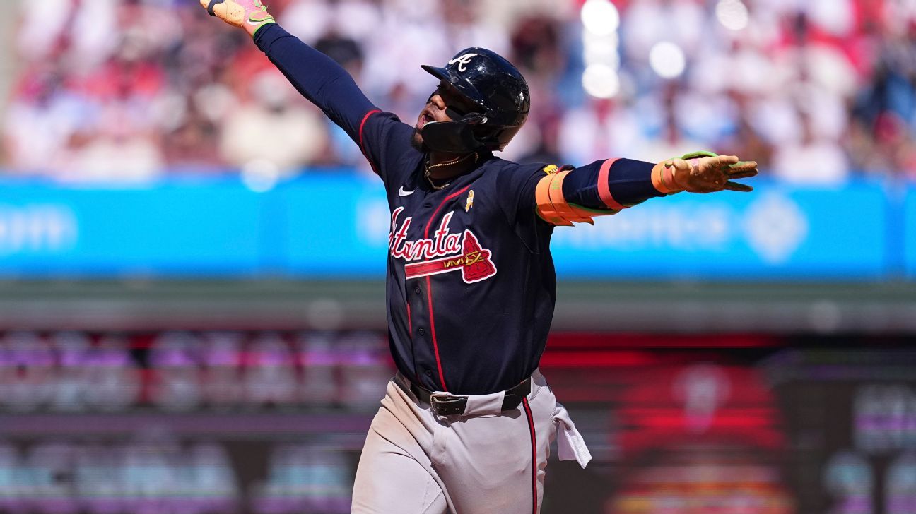 Acuña gives Philly fans curtain call after 3-run HR