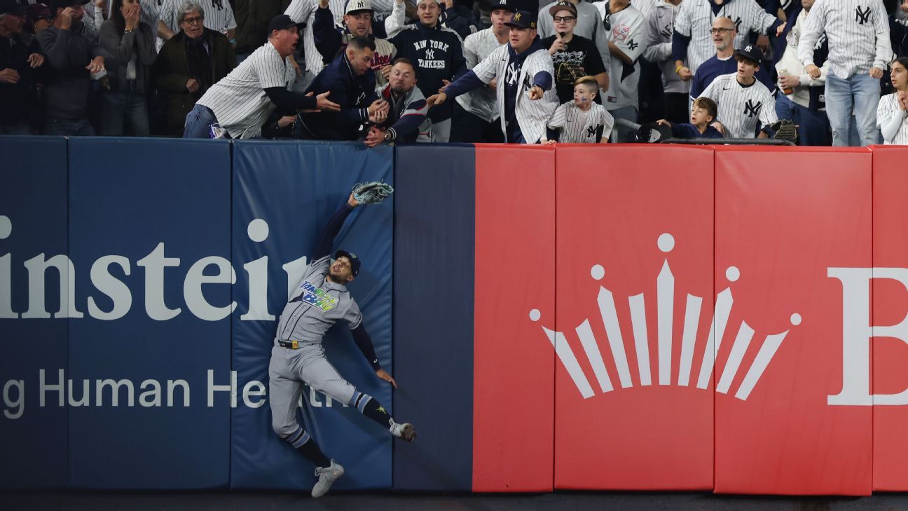 Aficionado que interfirió es sacado del Yankee Stadium